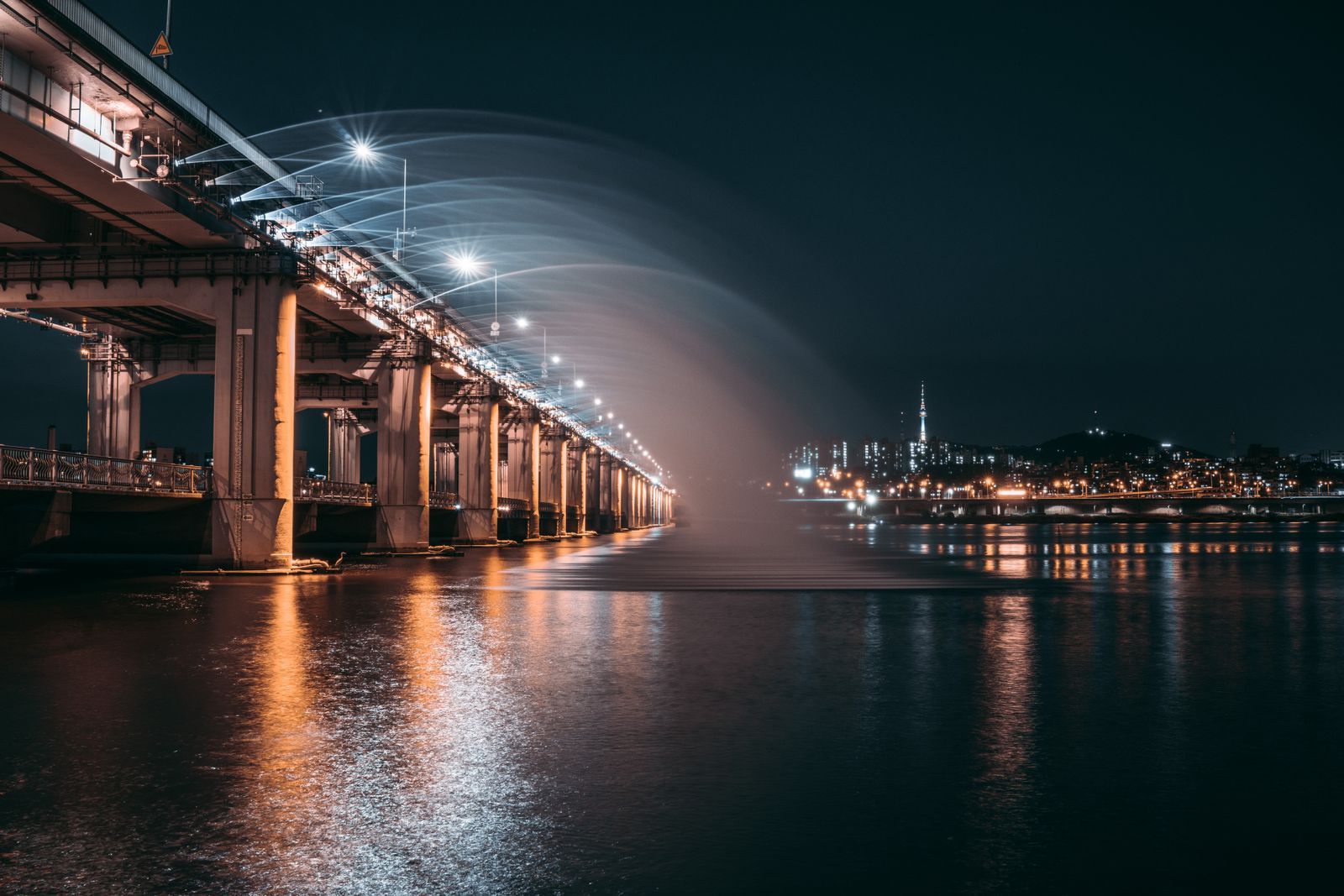 La fontaine du pont Banpo, à Séoul, éclairée la nuit