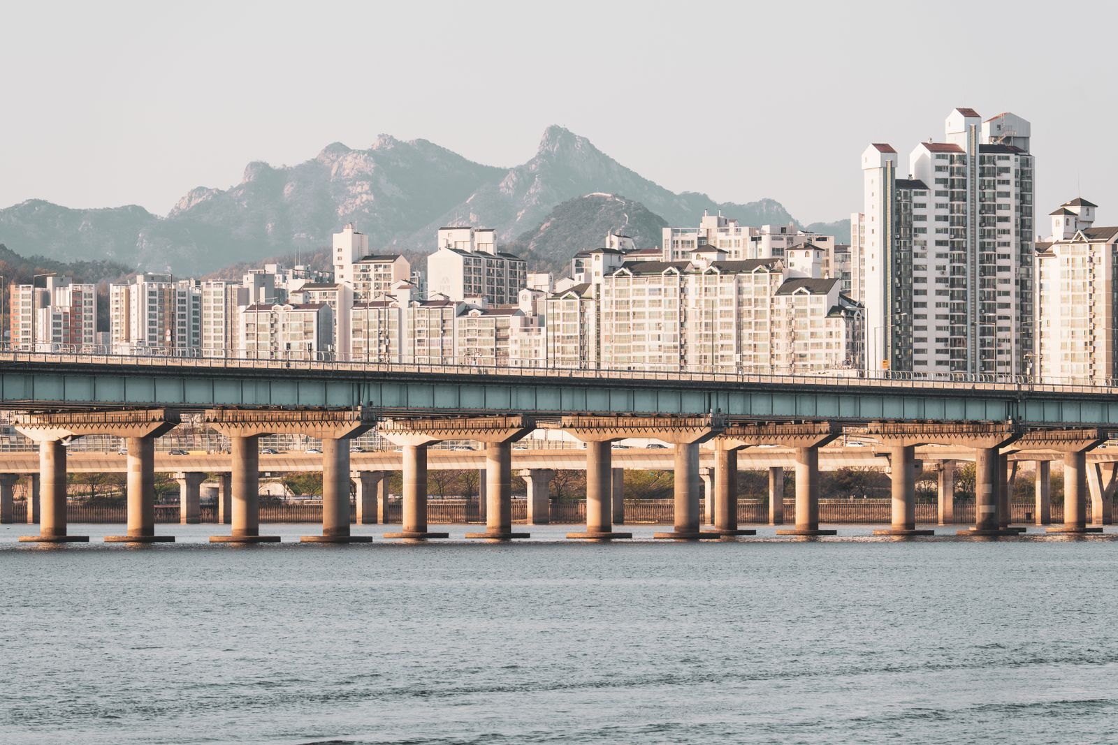 Les immeubles de Séoul et un pont sur le fleuve Han, les montagnes au fond